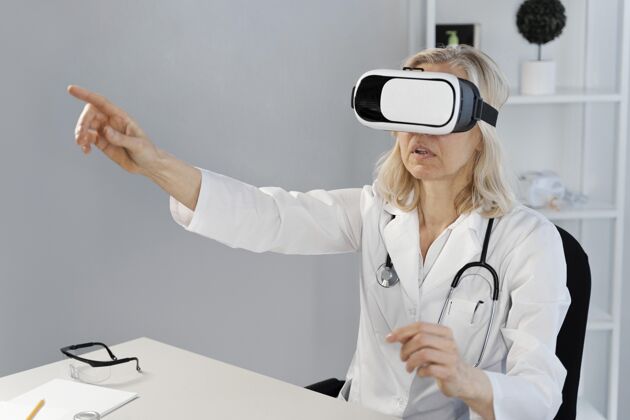 健康医生戴着虚拟现实护目镜虚拟现实医学实验室
