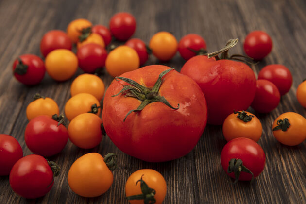 营养顶视图圆形红色西红柿与橙色和红色樱桃西红柿隔离在木制表面美味农业西红柿
