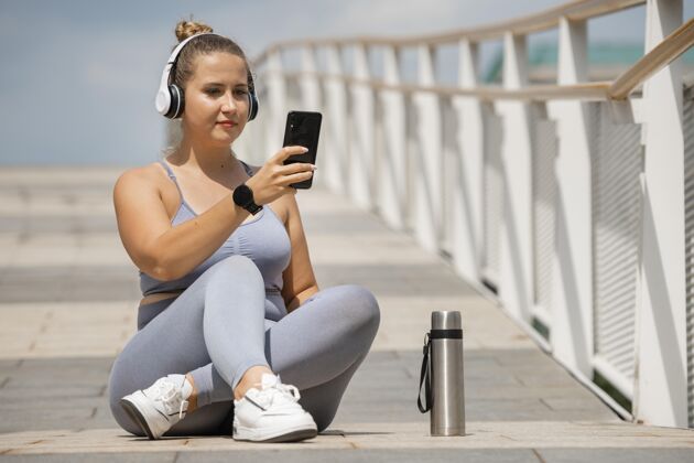 全速全镜头戴着耳机的女人运动运动健康