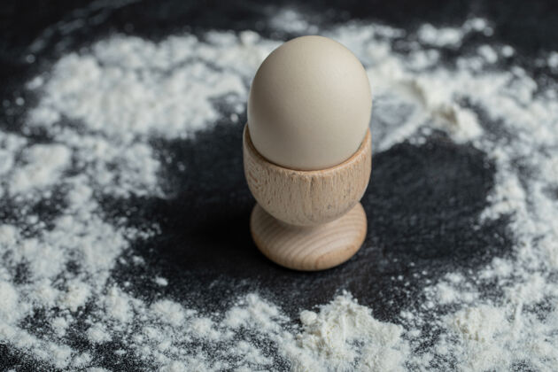 蛋白质鸡蛋杯里的白鸡蛋 背景是面粉鸡蛋有机单一
