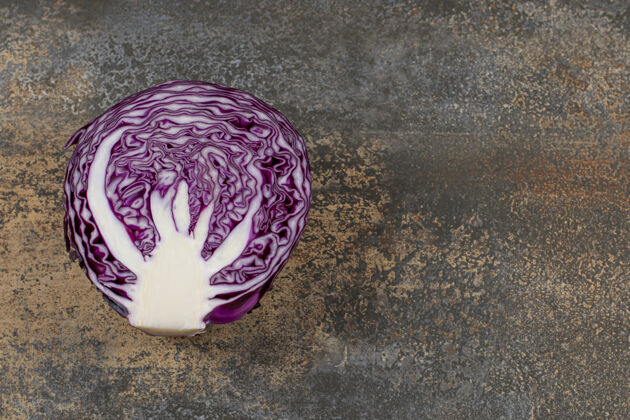 新鲜一块红色的卷心菜在大理石表面营养蔬菜美味