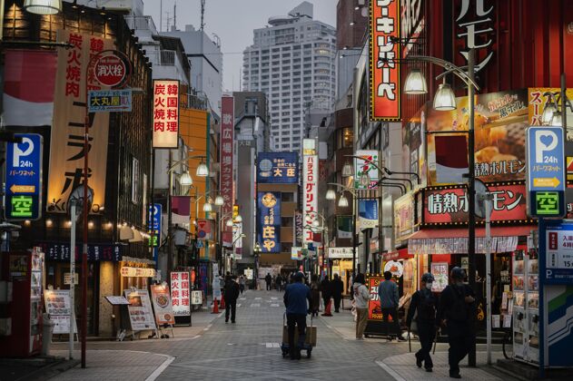 人人们在晚上走在日本街上城市大都市城市