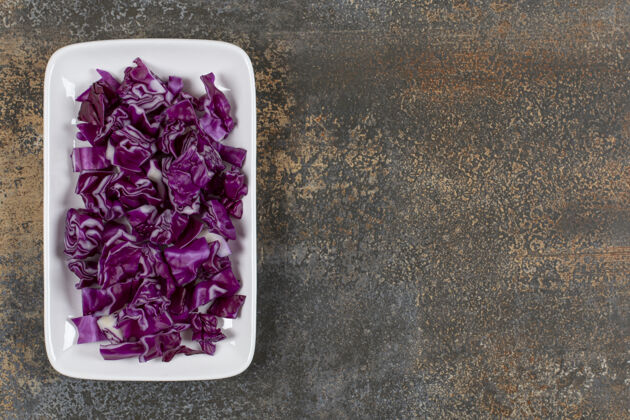 感恩把红卷心菜切成片放在碗里 放在大理石表面蔬菜有机新鲜