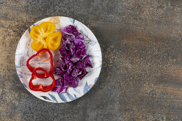 美味甜椒和切碎的红卷心菜 放在大理石表面可口蔬菜营养