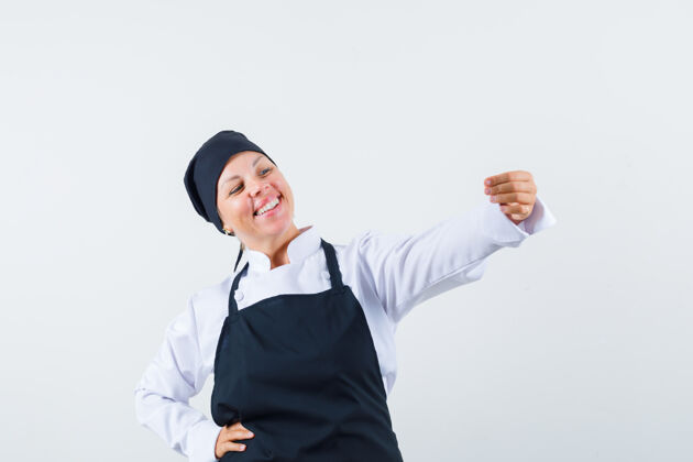 欢呼女厨师穿着制服 围着围裙假装自拍 表情开朗 前视黑发制服皮肤