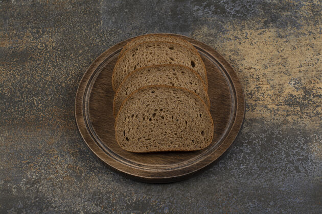 切片自制黑面包片放在木板上零食吐司食品