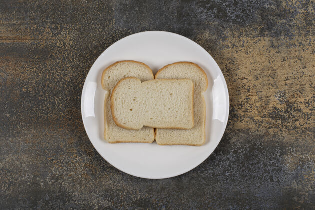 三明治白盘子上的棕色切片面包切片食物面包