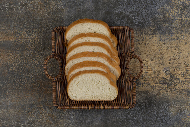 面包在木篮里放几片新鲜的白面包自然小麦美味