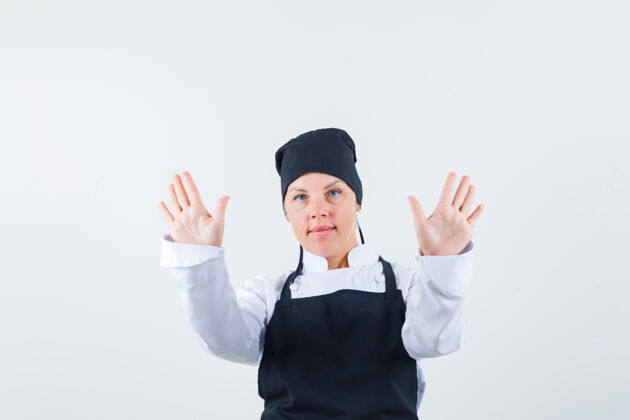 欢呼女厨师穿着制服 围裙 表情自信 展现拒绝姿态时尚卷发肖像
