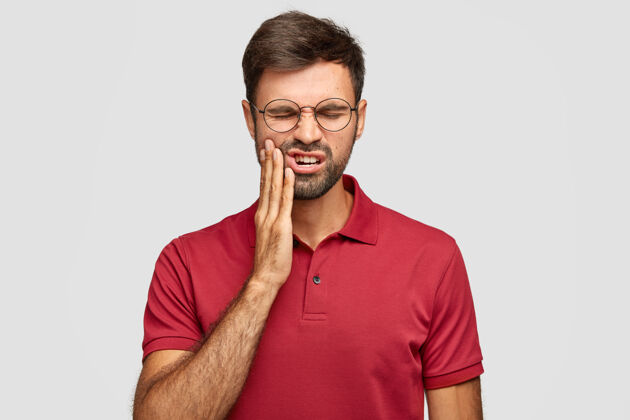 射击白种人男子照片患牙痛 有蛀牙 需要看牙医诊断痛苦疼痛