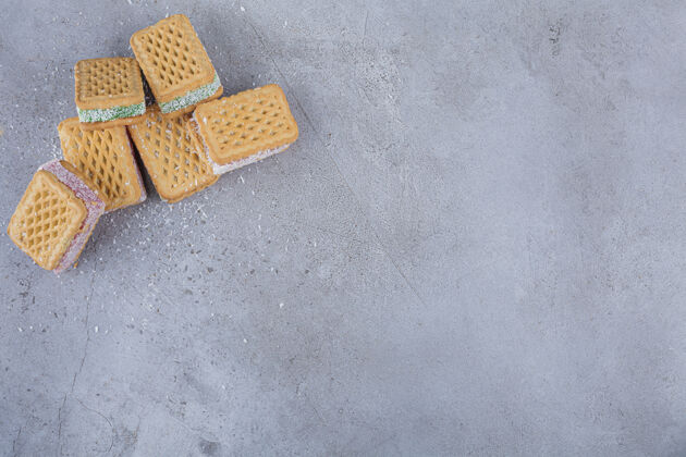 甜点饼干三明治 石头上有五颜六色的果酱饼干自然自制