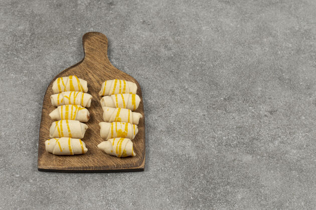 小吃美味的自制饼干在木板上糕点可口甜点