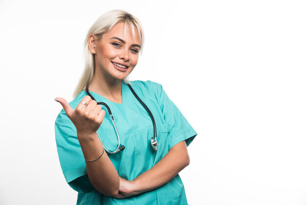 制服女医生用听诊器指着白色表面医疗女士工作