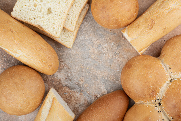 面包大理石背景上的各种新鲜面包面包房新鲜谷类食品