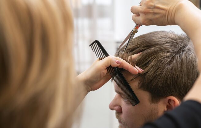 护理理发师在照顾客人的头发专业发型师发型师