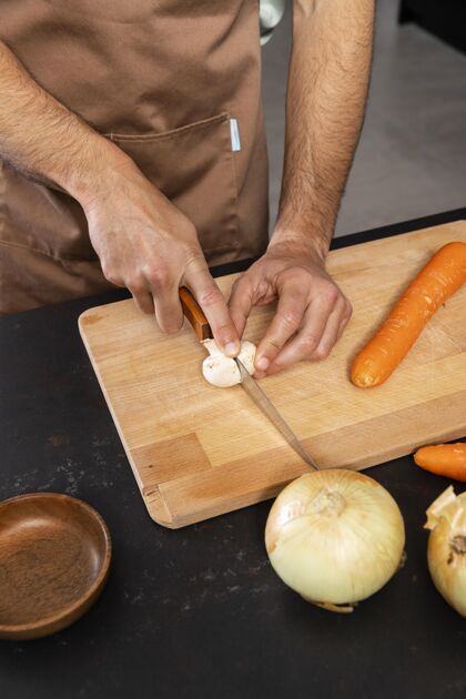 特写靠近切蔬菜的手垂直烹饪美味