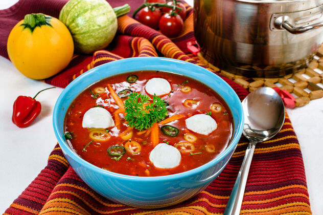 美食辛辣辣番茄汤和酸奶油球在一个碗里食物自制配料