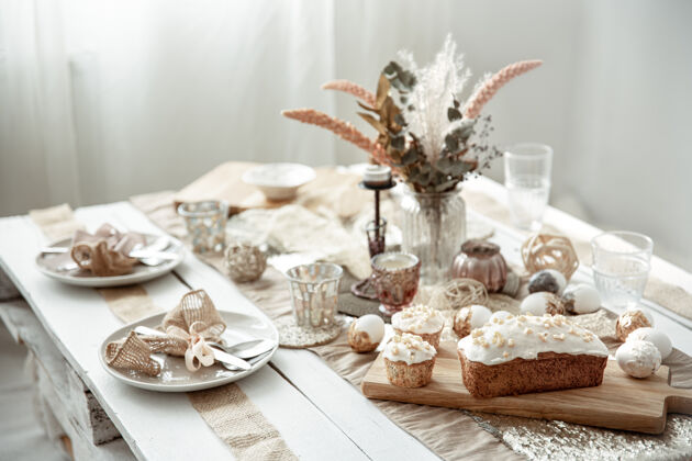 纸杯蛋糕一个节日的桌子与一个美丽的设置 装饰细节 鸡蛋和复活节蛋糕烘焙蛋糕优雅