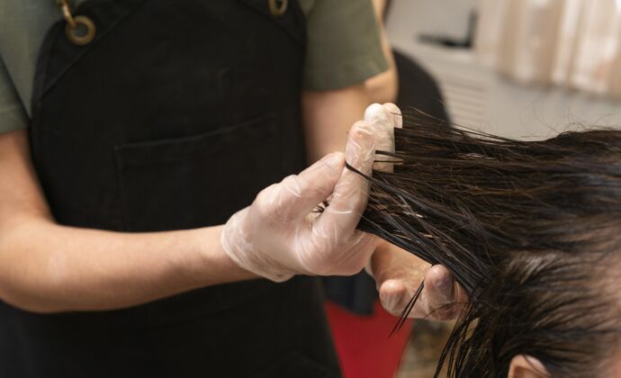 工作理发师给女人洗头风格专业发型师