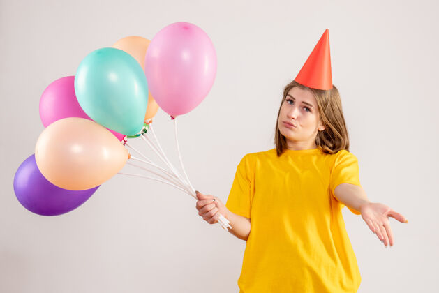 情感手持白色气球的年轻女子生日举行乐趣