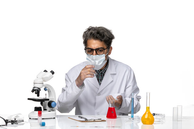 实验室正面图身穿白色医疗服的中年科学家手里拿着空烧瓶持有科学科学