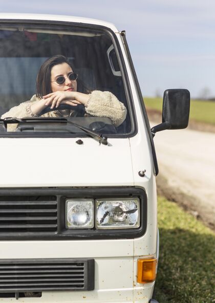 女人靠近开货车的女人旅游旅游自然