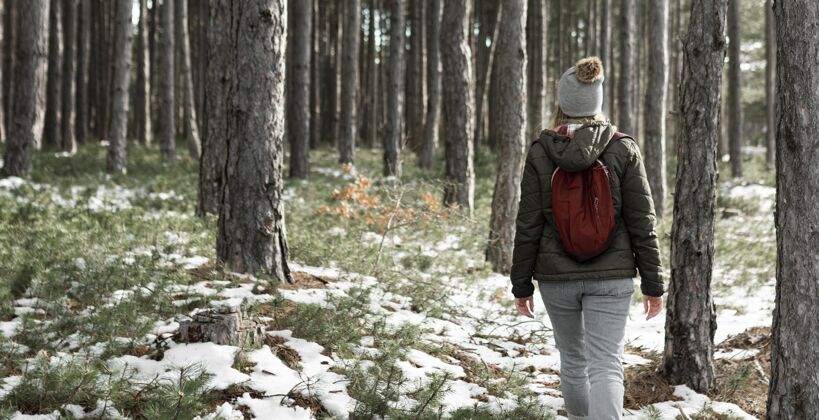旅行背着背包的中枪女人森林户外冒险