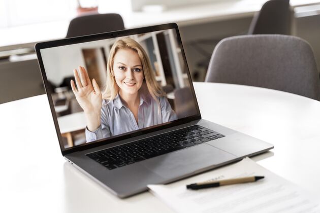 员工桌上桌上有视频会议水平生活方式技术