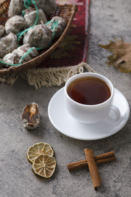 甜点一杯放在石桌上的干果热茶营养干的多汁的