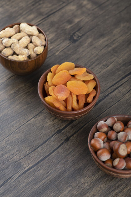 营养一个装满杏干和健康坚果的木碗食品干的小吃