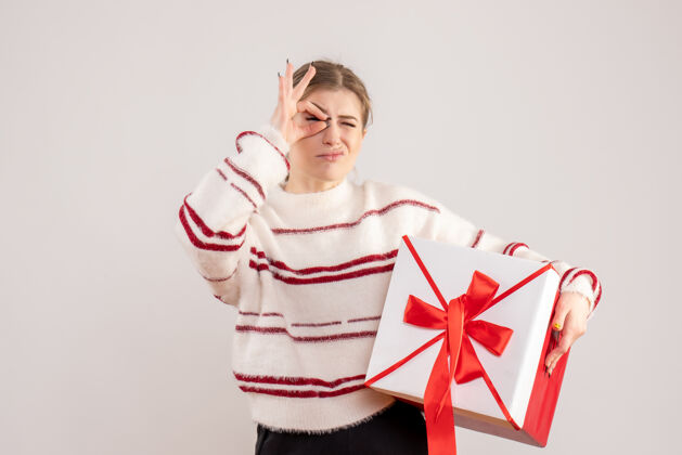 礼物年轻的女性拿着礼物在白色的盒子里礼物年轻女性人