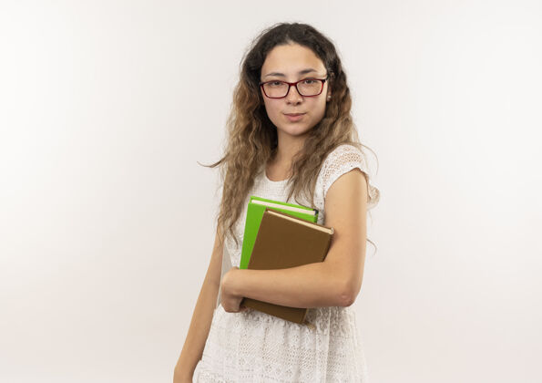 眼镜自信的年轻漂亮的女学生戴着眼镜 背着书包拿着书 在白色的空间里看起来很孤立穿背年轻