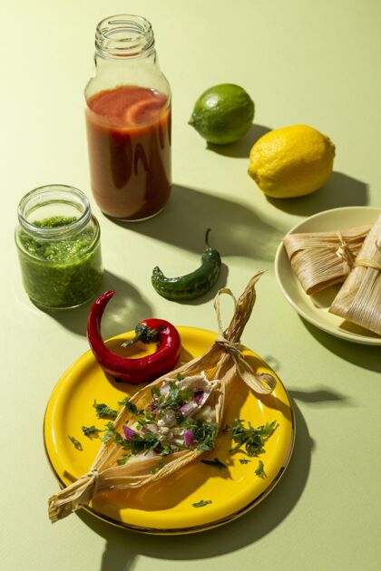 食物在一张绿色的桌子上摆放各种各样的玉米粉蒸肉配料墨西哥安排美味