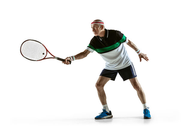 运动服穿运动服的老人在白地上打网球准备姿势网球