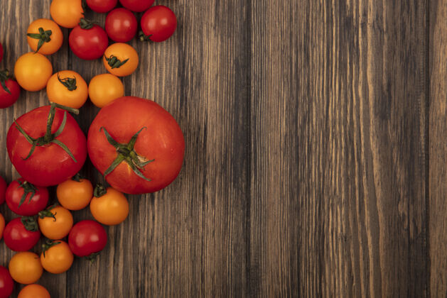 蔬菜圆形橙色和红色西红柿的俯视图与复制空间隔离在木墙上圆形农业食品