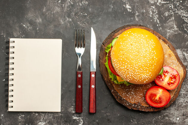 奶酪顶视图肉汉堡配蔬菜和奶酪在深色桌面包快餐三明治厨房用具刷子馒头
