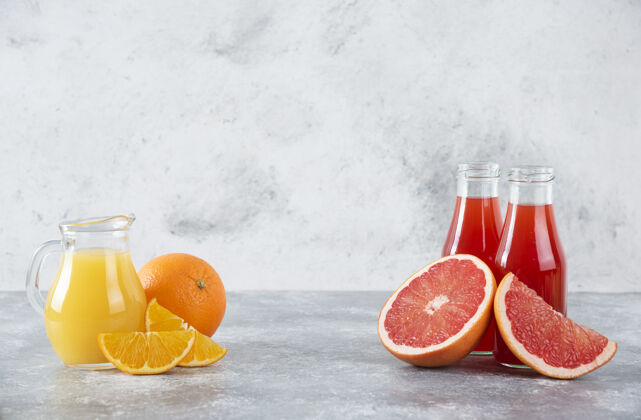 有机葡萄柚汁和橙子片的玻璃罐玻璃美食完整