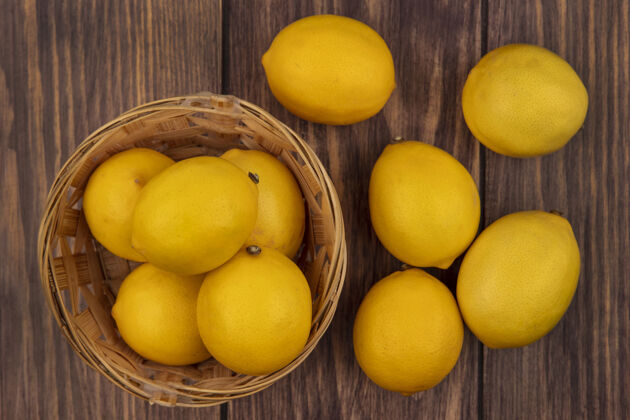 桶顶视图一个强大的抗氧化剂柠檬桶与柠檬隔离在木墙上抗氧化剂食品观点