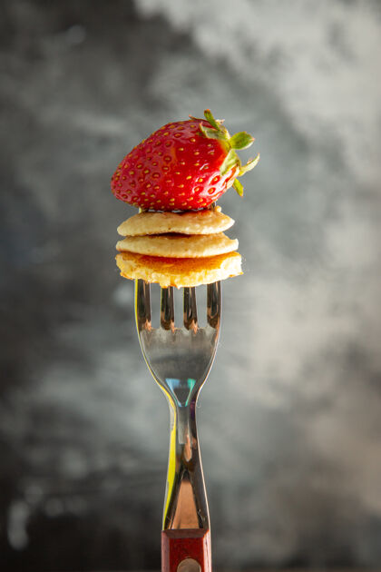 美味前视小煎饼与草莓叉子和灰色办公桌蛋糕水果食品草莓美味蛋糕