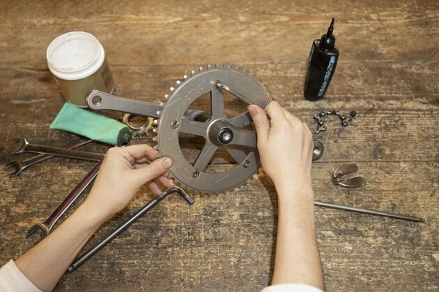 工具特写手修理自行车零件水平工作职业