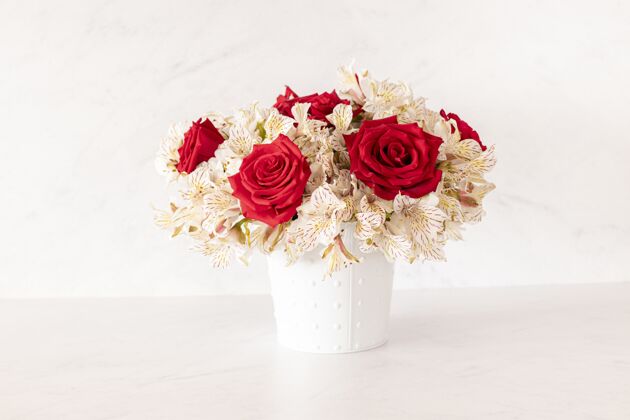 自然美丽的花束与红玫瑰和百合花在一个盒子里花瓣束花