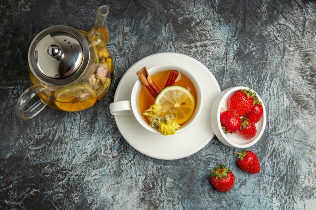 水果顶视图一杯带有草莓的茶 表面是深色的水果和茶浆果盘子食物碗