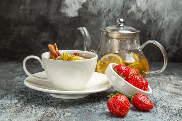 浆果前视一杯带有草莓的茶 表面是深色水果茶浆果热的水果马克杯