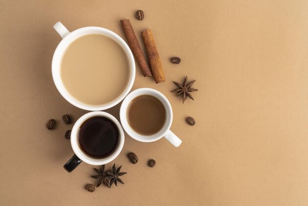 咖啡豆咖啡杯旁边有肉桂和茴香顶视图咖啡肉桂