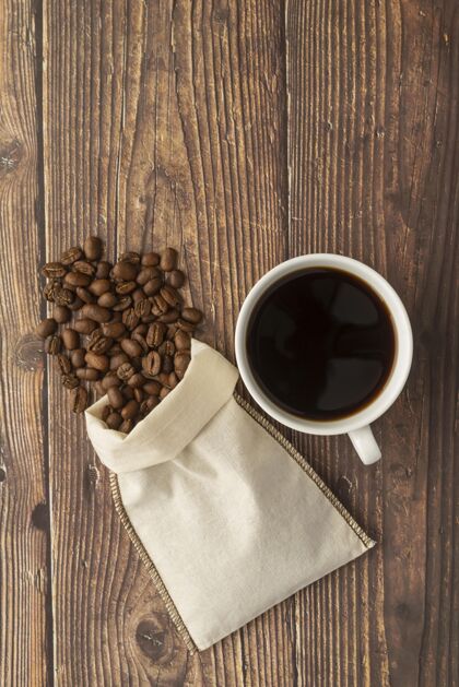 香精一杯咖啡和一袋咖啡豆布袋顶视图咖啡豆