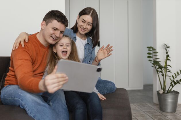 设备中景笑脸家庭平板电脑父母女人熟悉
