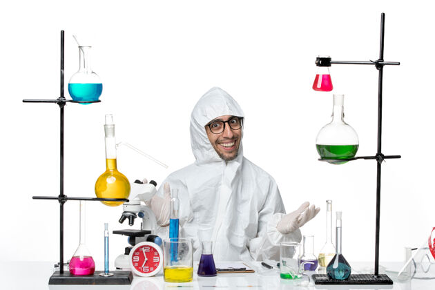 科学正面图穿着特殊防护服的男科学家微笑着坐在那里烧杯研究套装