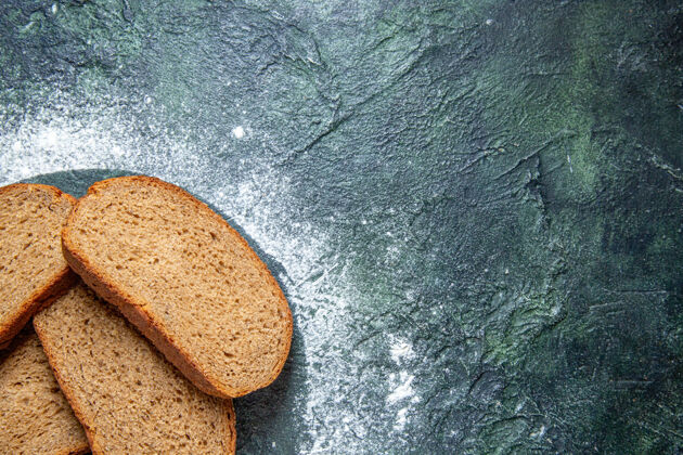 棕色在黑暗的桌子上俯瞰黑暗的面包烘焙深色小面包