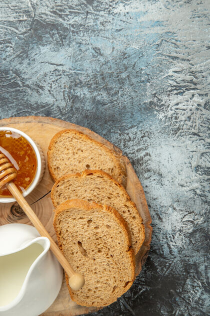 食物顶视图面包面包与蜂蜜在光表面早餐食品甜顶部烘焙食品面包房