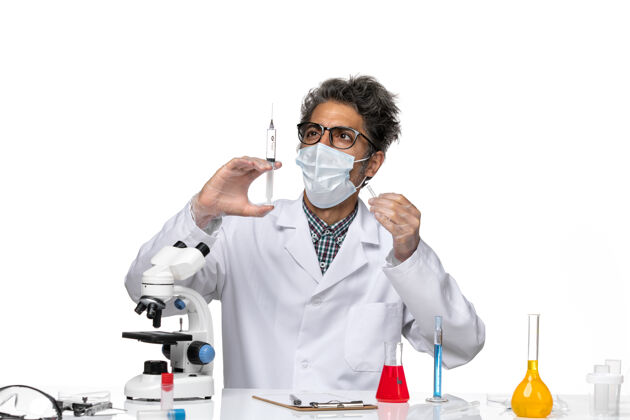 研究正面图身穿白色医疗服的中年科学家拿着针剂男性科学观点